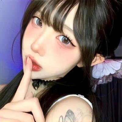 玻璃橱窗中的姑娘